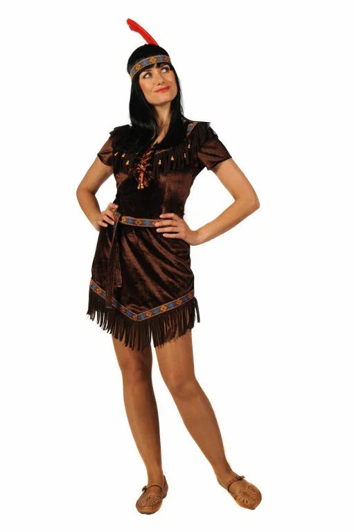 Vrouw in bruine verkleedjurk met franjes, kleurrijke riem en hoofdband, carnavalskleding.