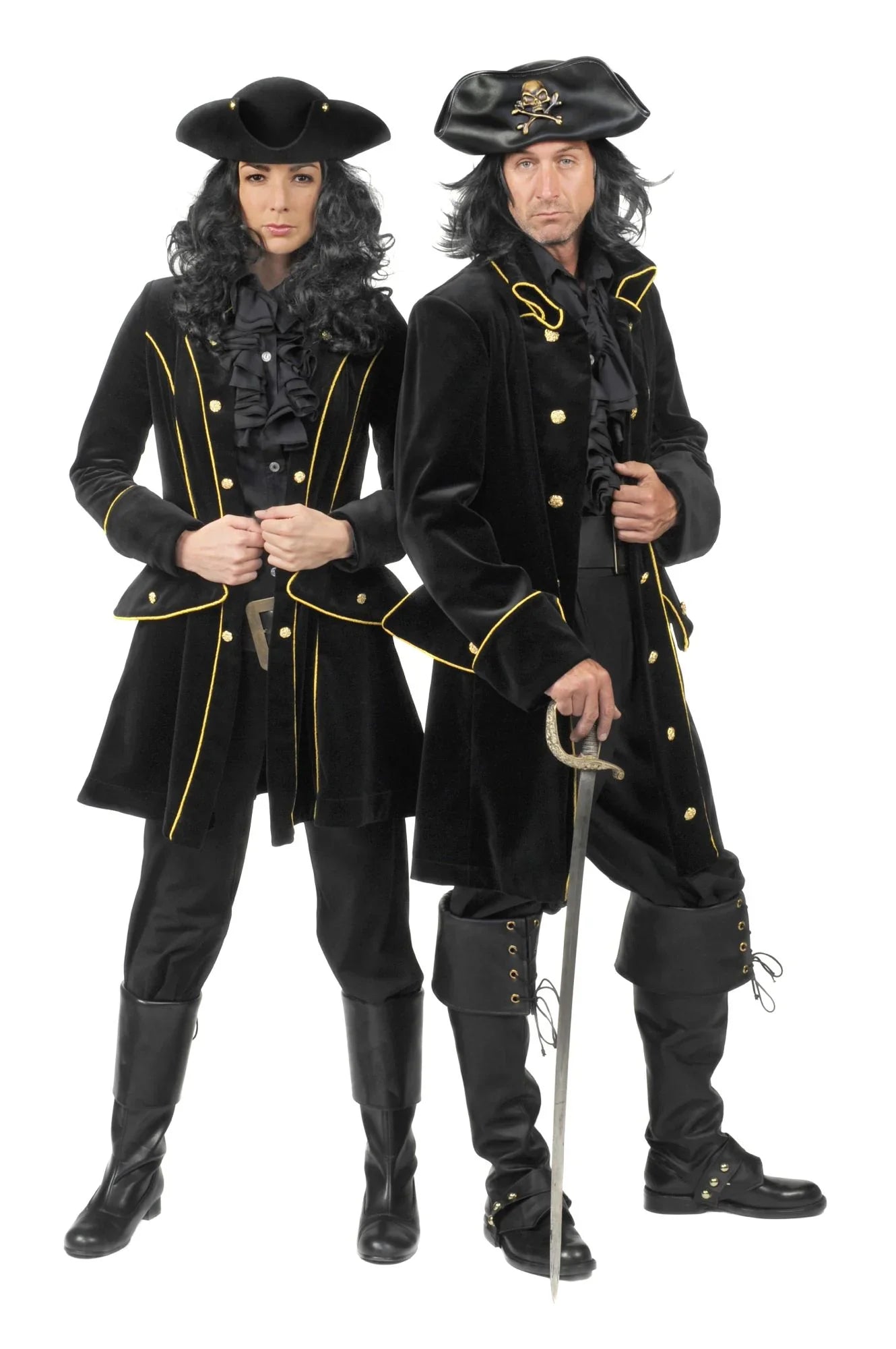 Twee personen in zwarte piratenkostuums met goud details en hoeden, ideaal voor carnaval of verkleedfeest.