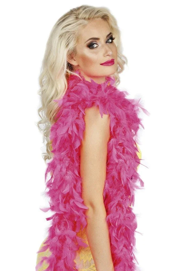 Vrouw met roze veren boa, feestaccessoire voor carnaval of themafeest