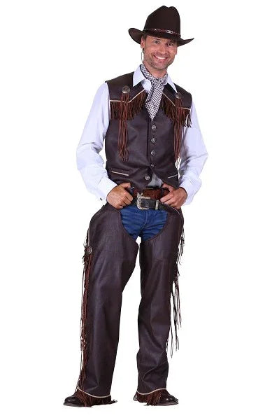 Man in luxe cowboy chaps en hoed, bruine feestkleding voor carnaval of themafeest.