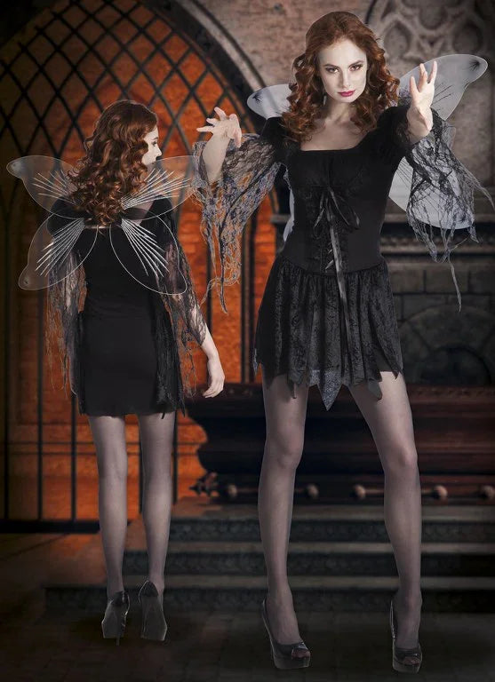 Vrouw verkleed in dark angel jurk met vleugels, ideaal voor Halloween feestkleding