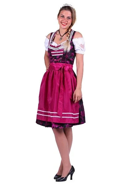 Vrouw in traditioneel Oktoberfest dirndl jurkje in paars en zwart met roze schort
