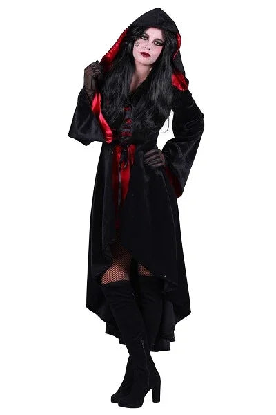 Vrouw in zwarte en rode heksenjurk met capuchon, perfect als Halloween kostuum.