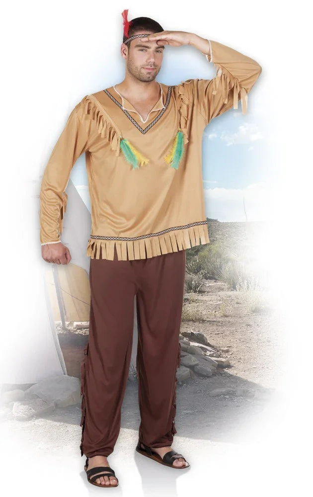 Heren kostuum met bruine broek, beige top met franjes en gekleurde veren, ideaal voor carnaval of themafeest.