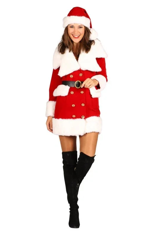 Vrouw in kerstjurk van rood fluweel met witte bontaccenten en kersthoed, feestkleding.