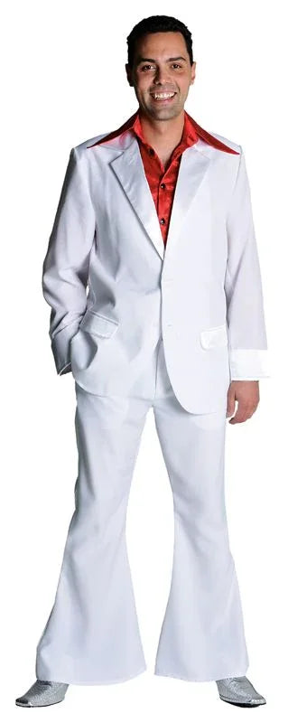 Man in wit disco kostuum met rode blouse, jaren 70 feestkleding voor carnaval of themafeest.