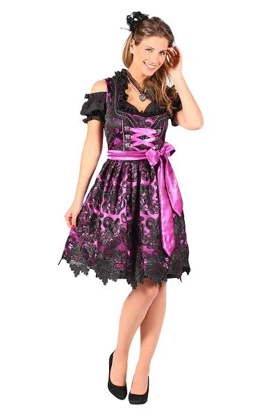 Vrouw in feestelijke dirndl jurk zwart met roze accenten, ideaal voor Oktoberfest of carnaval.