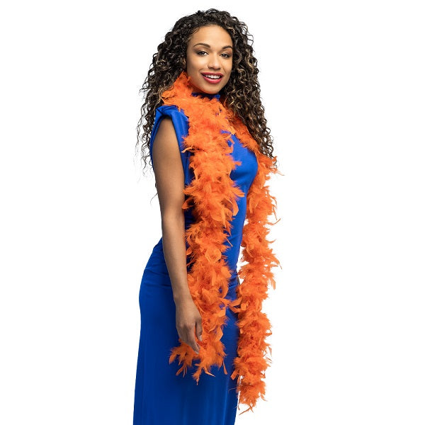 vrouw met oranje boa