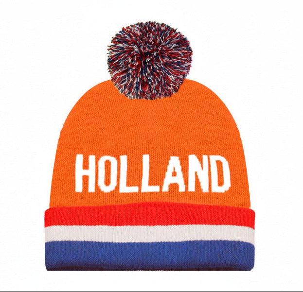 Holland fan muts oranje met rood-wit-blauwe pluim en rand en witte letters HOLLAND – vooraanzicht"