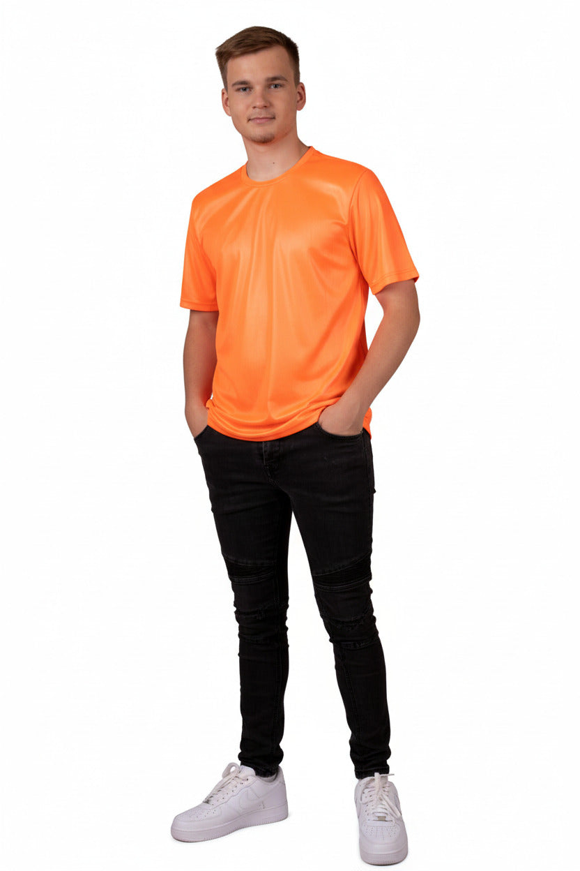 oranje neon shirt gedragen door een man
