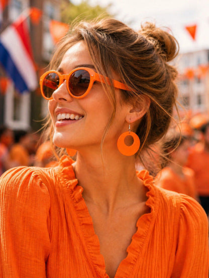 oranje oobellen gedragen door vrouw op koningsdag of WK