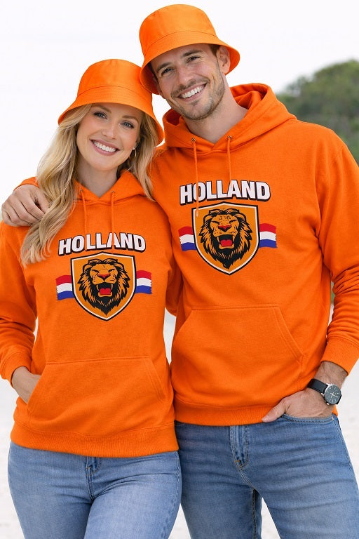 Oranje hoodie met leeuw gedragen door man en vrouw met oranje vissershoedje