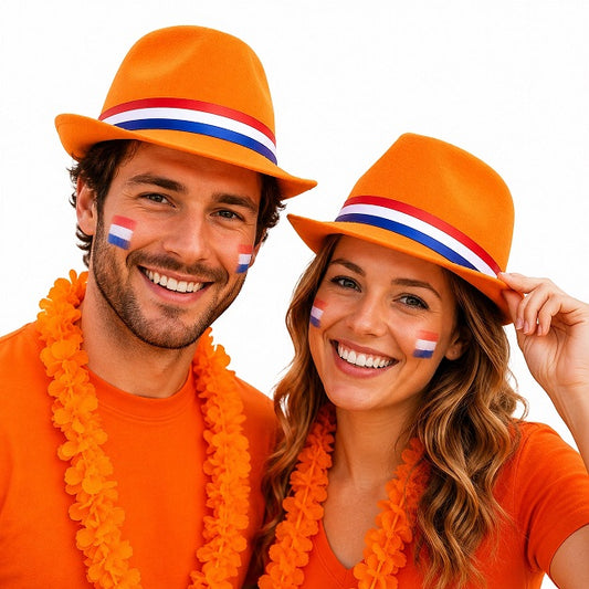 oranje fanhoedje met rood wit blauw band gedragen door man en vrouw