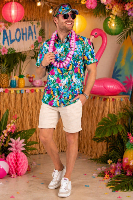 Hawaii Blouse Heren met Gratis Zonneklep gedragen door man tijdens hawaii feestje