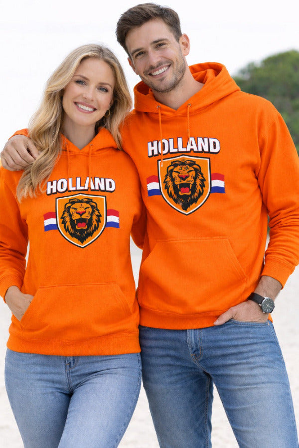 Man en vrouw dragen oranje hoodie met schild leeuw en rood-wit-blauwe vlag – Koningsdag WK 2026