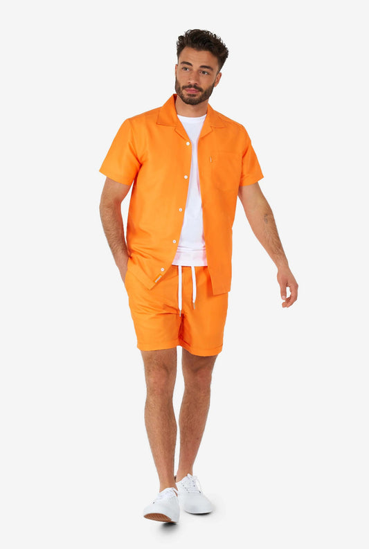 oranje zomer set shirt en short gedragen door man