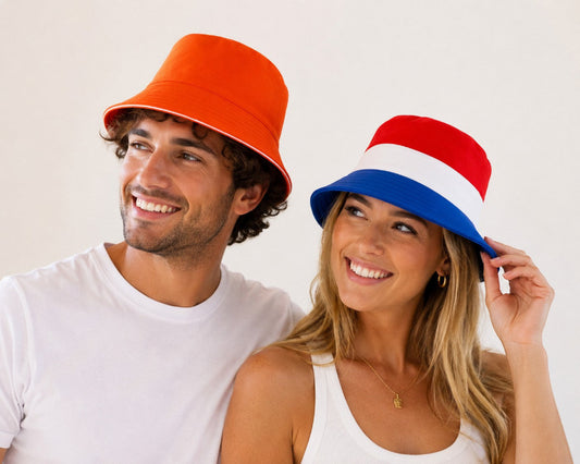 Holland WK Bucket Hat Omkeerbaar – Oranje &amp; Rood-Wit-Blauw gedragen door man en vrouw