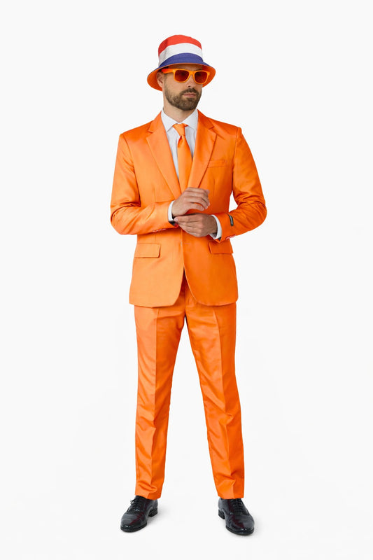 Stoere man in oranje Suitmeister kostuum – Koningsdag outfit met hoedje en bril