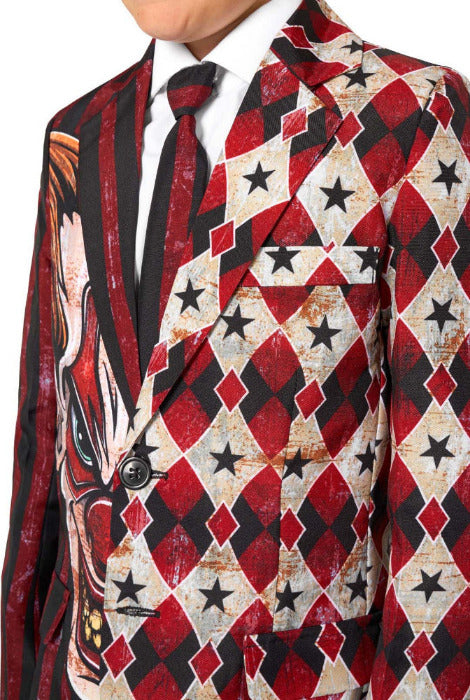 Detail van de blazer en stropdas van het Suitmeister Scary Clown Red jongens kostuum